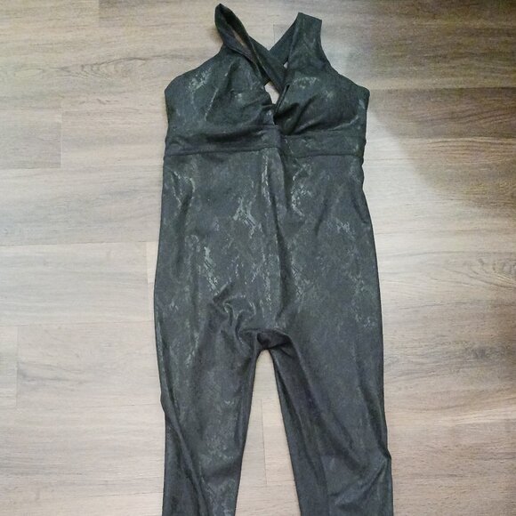 Fabletics Twist Front Oasis 7/8 DESIGNER Onesie Black Foil Snake SZ Large RARE - Picture 5 of 10